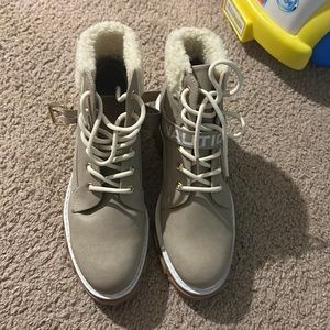 I’m selling this ankle boots, size 9